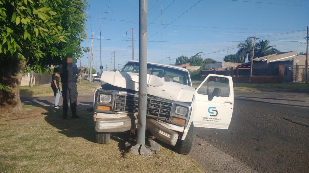 B° Juan XXIII: dos jóvenes a bordo de una camioneta colisionaron contra un poste de luz