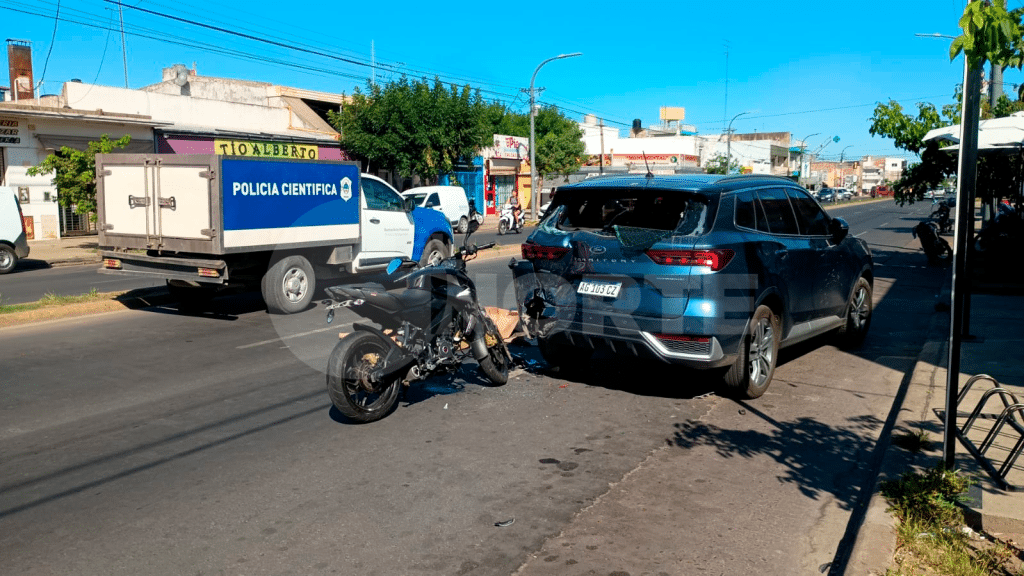 Accidente fatal en Av. Savio: murió un motociclista de 19 años al colisionar contra una camioneta estacionada