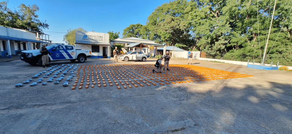 Prefectura Naval detuvo a un proveedor de "Los Monos" en Corrientes tras una persecución de 100 kilométros