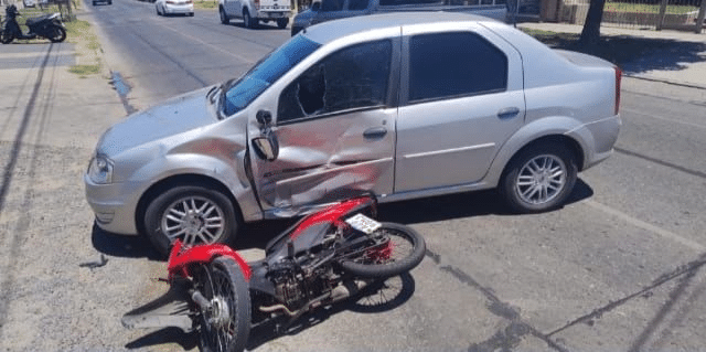 motociclista sufrió lesiones leves moto auto motociclista choque