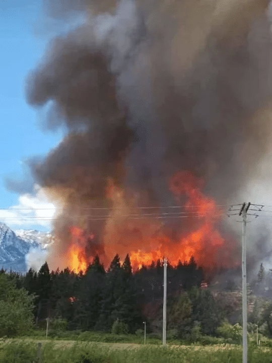 Epuyén: los bomberos contuvieron el flanco izquierdo del incendio