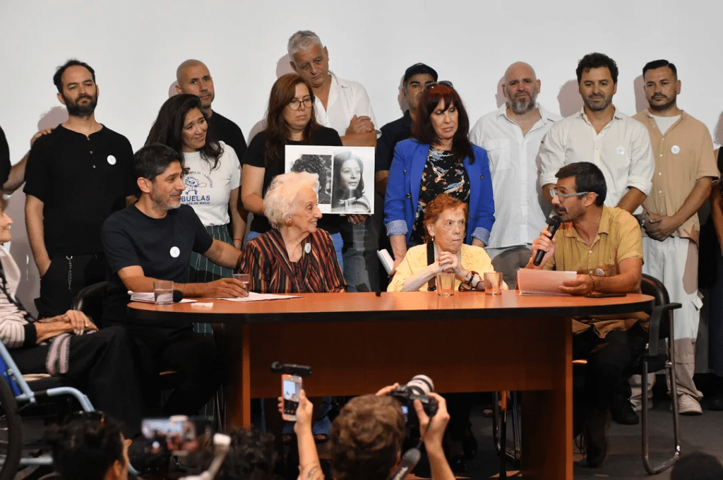 Dirigentes y partidos políticos celebraron la recuperación de la nieta 139 por parte de Abuelas de Plaza de Mayo