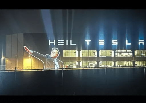 Proyectaron el polémico saludo de Elon Musk en el frente de su fábrica Tesla en Berlín
