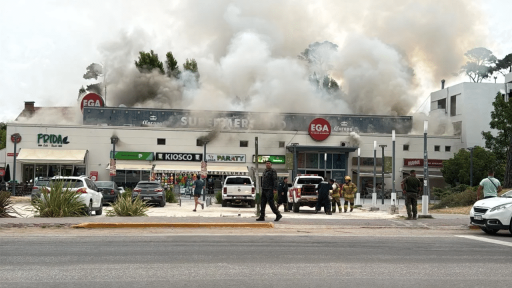 Impactante incendio en un supermercado a metros de la playa de Pinamar