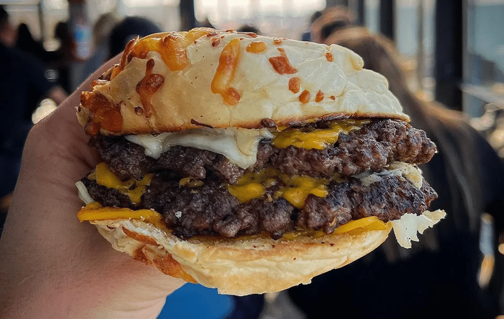 Sorpresa en Mar del Plata: comer una hamburguesa gourmet frente al mar cuesta menos de lo esperado