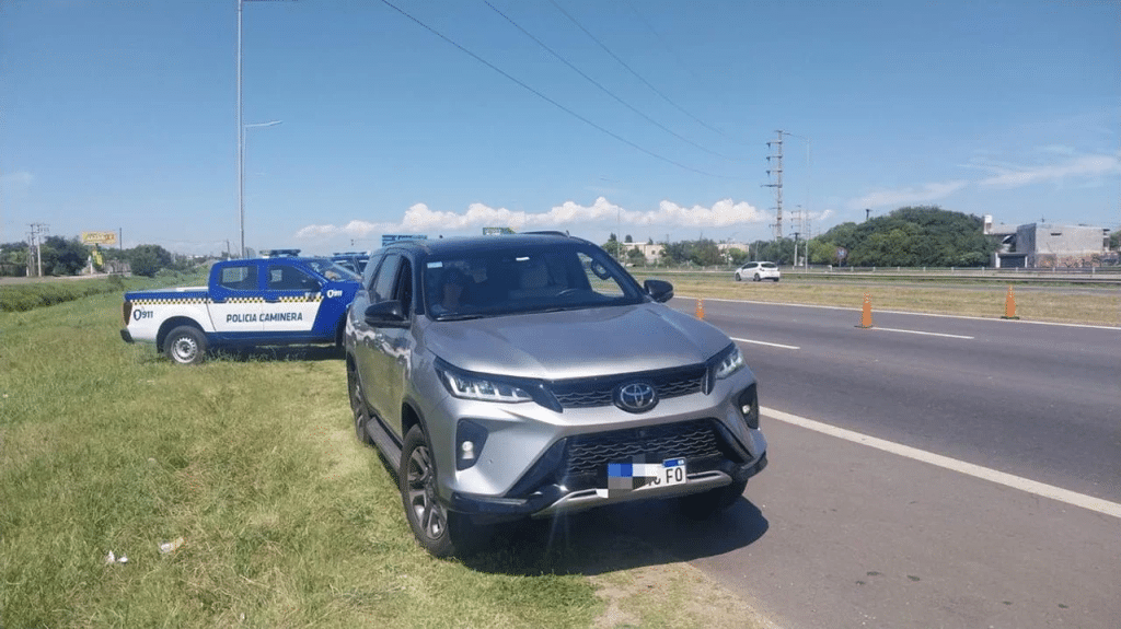 Córdoba: lo multaron por exceso de velocidad y se agarró a las piñas con los policías