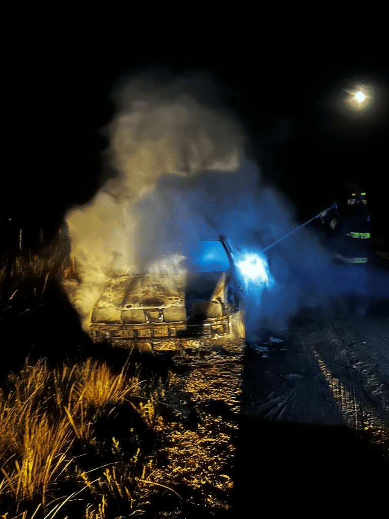 auto incendiado camino rural Rojo La Emilia víctimas incendio pérdidas totales bomberos