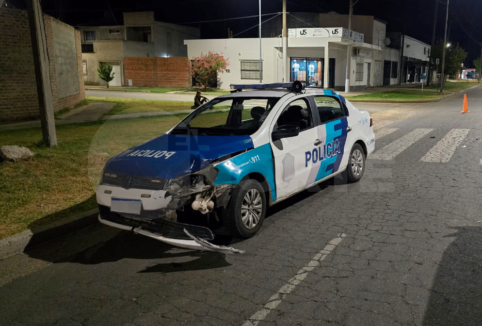 Colisión en cadena en Av. Moreno y Ugarte involucró a un patrullero y dos automóviles