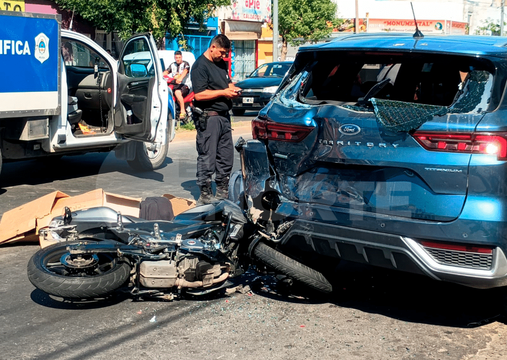 Accidente fatal en Av. Savio: murió un motociclista de 19 años al colisionar contra una camioneta estacionada