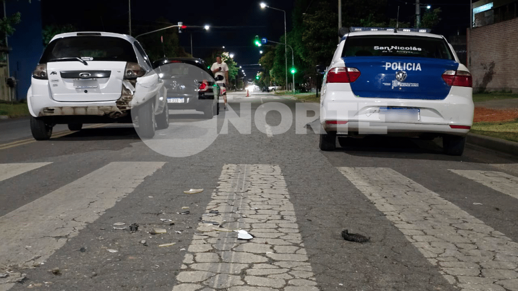 Colisión en cadena en Av. Moreno y Ugarte involucró a un patrullero y dos automóviles