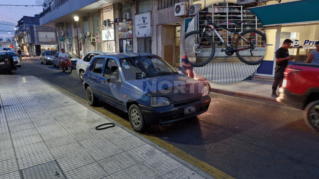 Accidente vial entre un automóvil y una bicicleta en Urquiza y Mitre