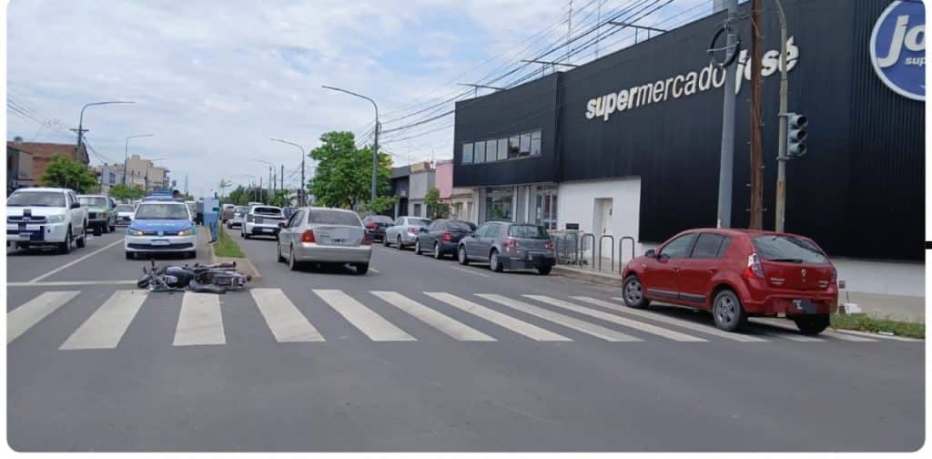 Savio y Terrason: un motociclista rozó a un automóvil y cayó al asfalto