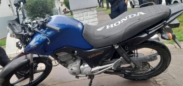 Un menor de 17 años circulaba en una Honda Titán robada en barrio Los Fresnos: fue aprehendido