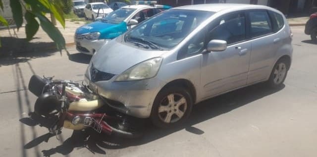 Colisionaron un automóvil manejado por una mujer de 73 años y una motociclista en España al 600