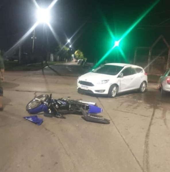 Tras una colisión entre un automóvil y una motocicleta, el conductor del rodado menor terminó lesionado