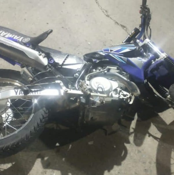 Tras una colisión entre un automóvil y una motocicleta, el conductor del rodado menor terminó lesionado
