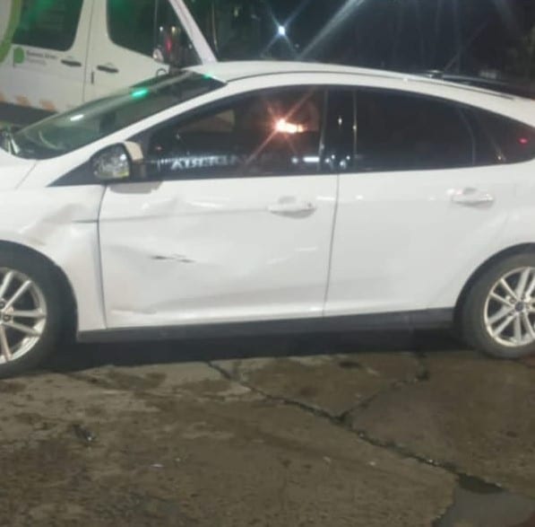 Tras una colisión entre un automóvil y una motocicleta, el conductor del rodado menor terminó lesionado