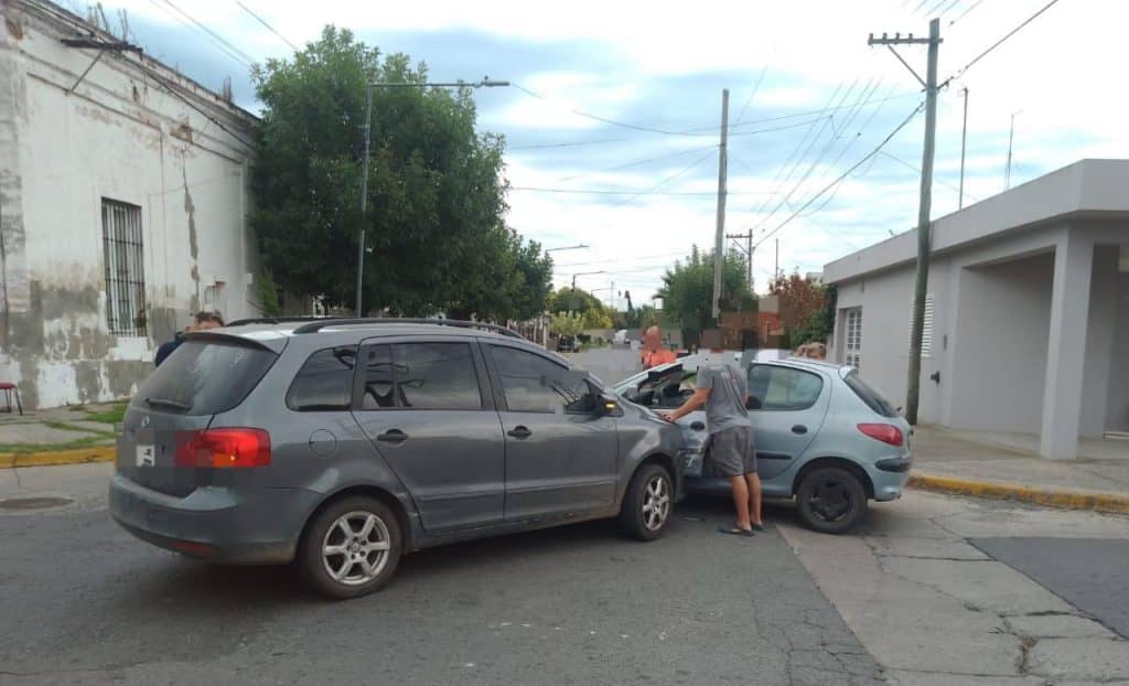 Colisionaron dos automovilistas en barrio Las Flores: no hubo lesionados