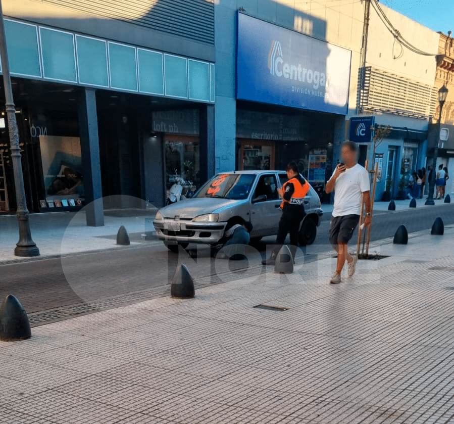 Un automóvil iba circulando en pleno centro nicoleño y se le salió la rueda