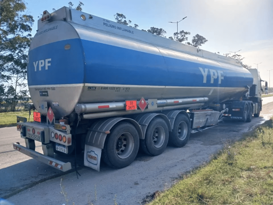 Mar del Plata: un camión de YPF colisionó contra una camioneta y un hombre fue herido