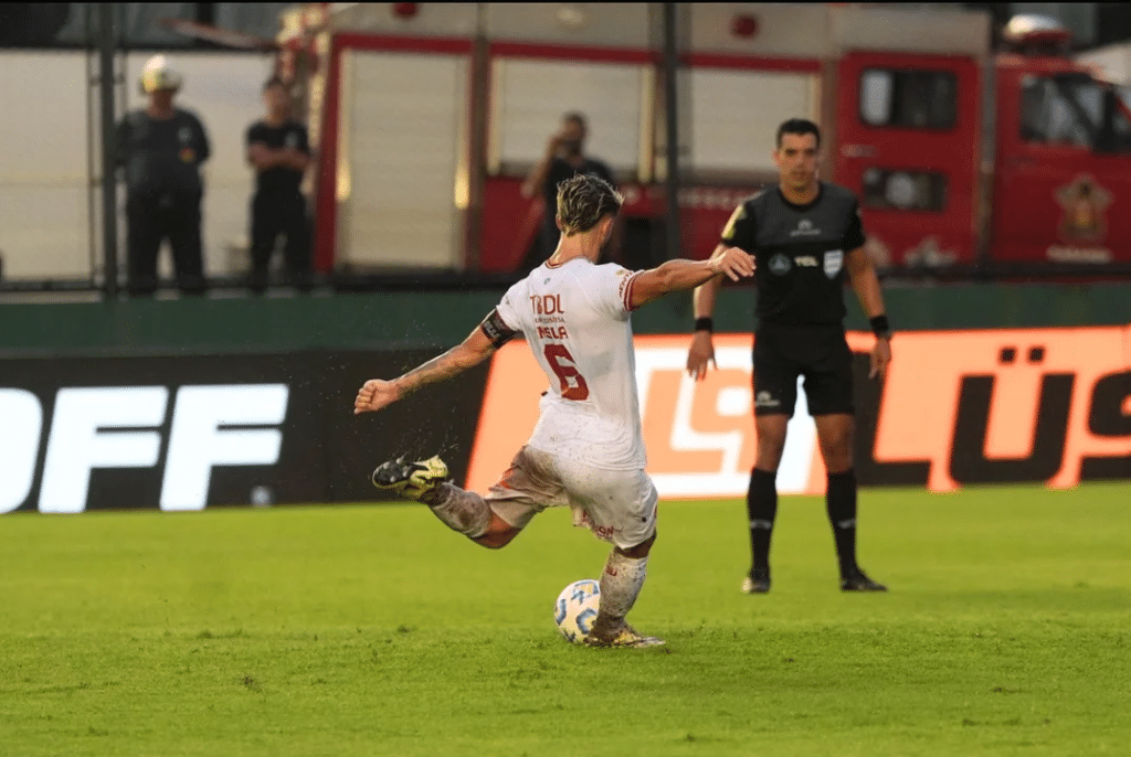 Con un gol polémico, Barracas Central arañó un punto en tiempo de descuento frente a Central Córdoba, que está puntero