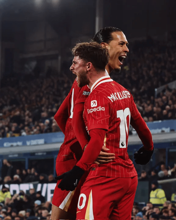 El gol de cabeza de Mac Allister en el derbi de Liverpool
