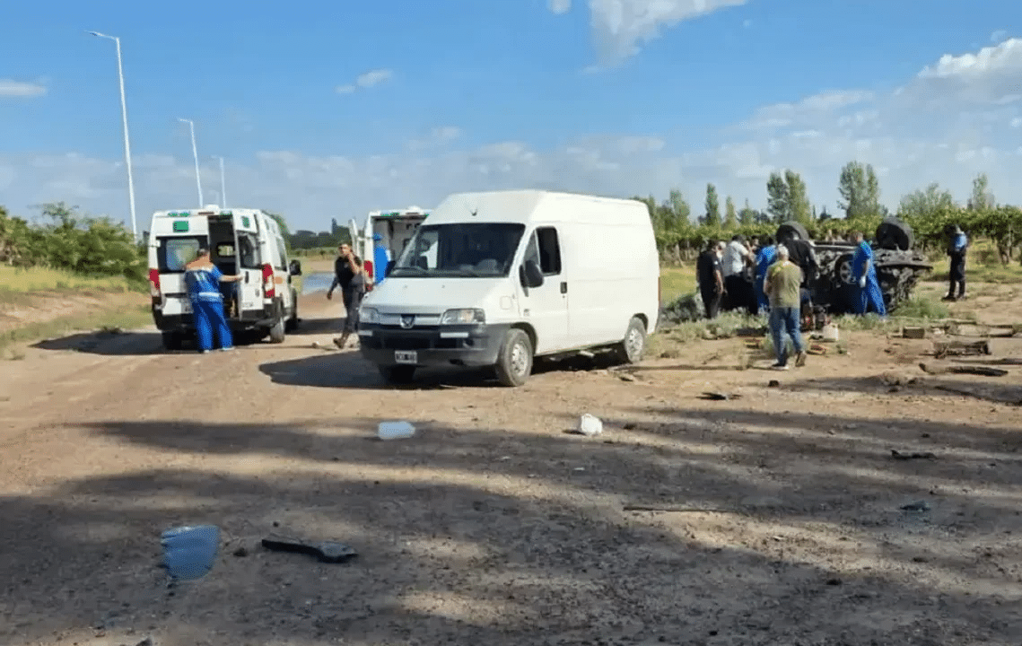 Un hombre y sus dos hijos murieron tras el vuelco fatal de su camioneta ...