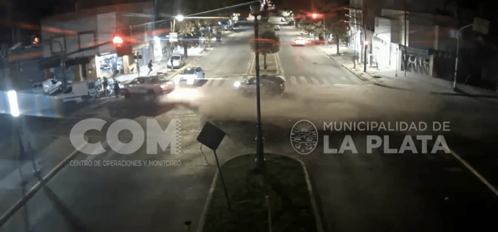 La Plata: un accidente vehicular terminó provocando un choque sobre un kiosco y dejó un herido