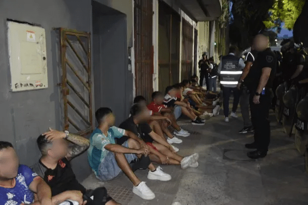 29 hinchas de Huracán estadio