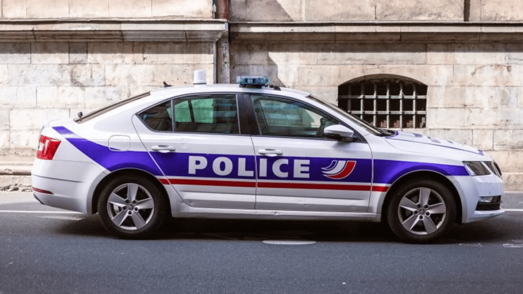 Detienen a una joven estadounidense en París luego de que su bebé recién nacido muriera tras ser lanzado por la ventana de un hotel