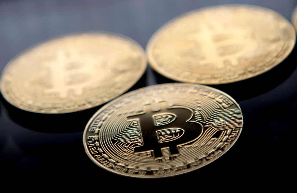 Bitcoin cae por debajo de los $85.000 en medio de hackeo masivo y tensiones económicas
