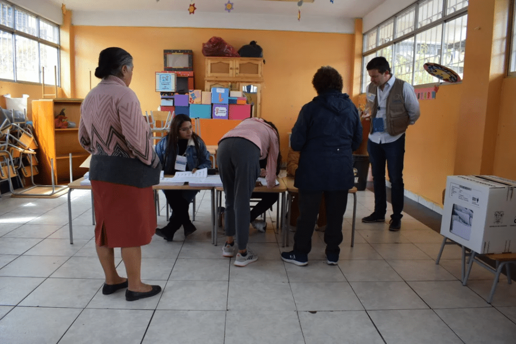 Los ecuatorianos van a las urnas para elegir presidente