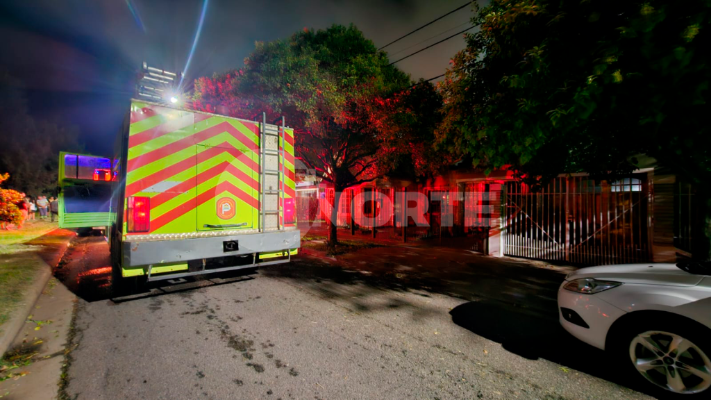 Feroz incendio en una casa en barrio Somisa: las llamas consumieron un garaje y dos dotaciones de bomberos trabajaron en el lugar
