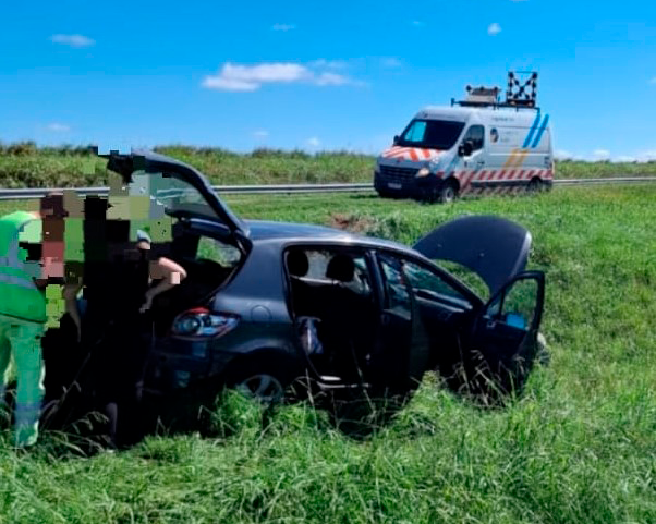 Un automovilista manejaba por la RN 9, se le reventó un neumático y terminó en el cantero central