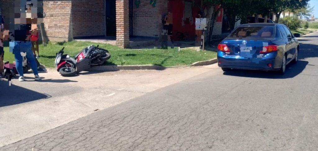 Un hombre mayor que circulaba en una motocicleta fue trasladado al hospital tras un siniestro vial con un Toyota Corolla