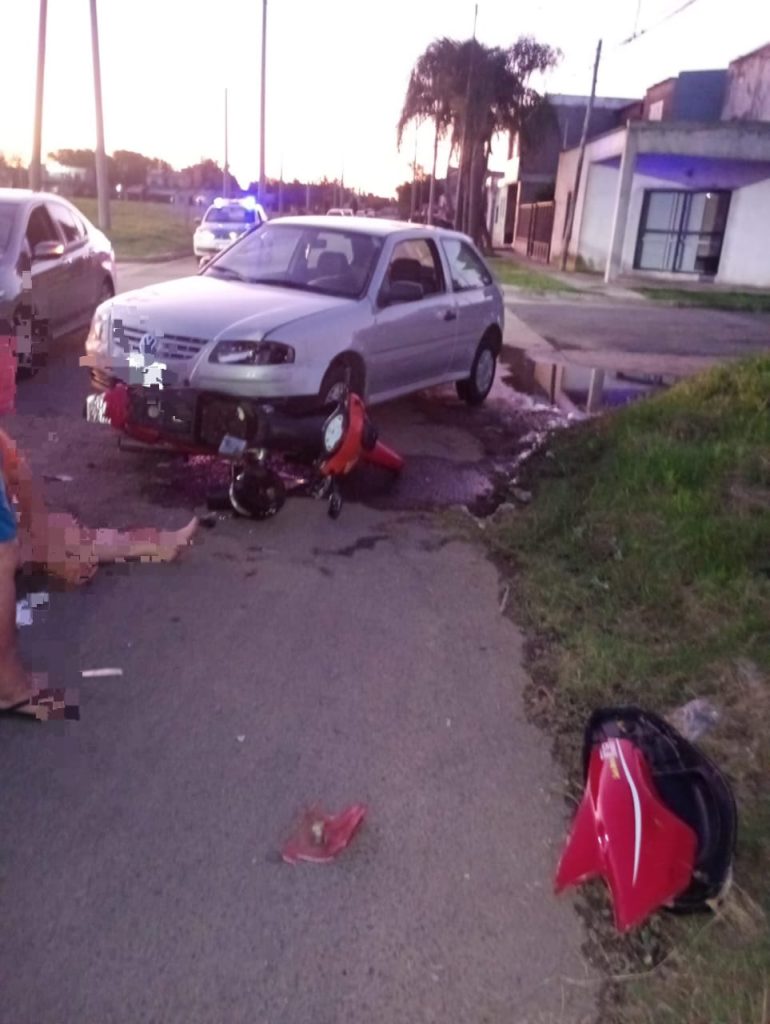 Una mujer resultó herida tras un siniestro vial que involucró a una moto y un automóvil en barrio 14 de Abril