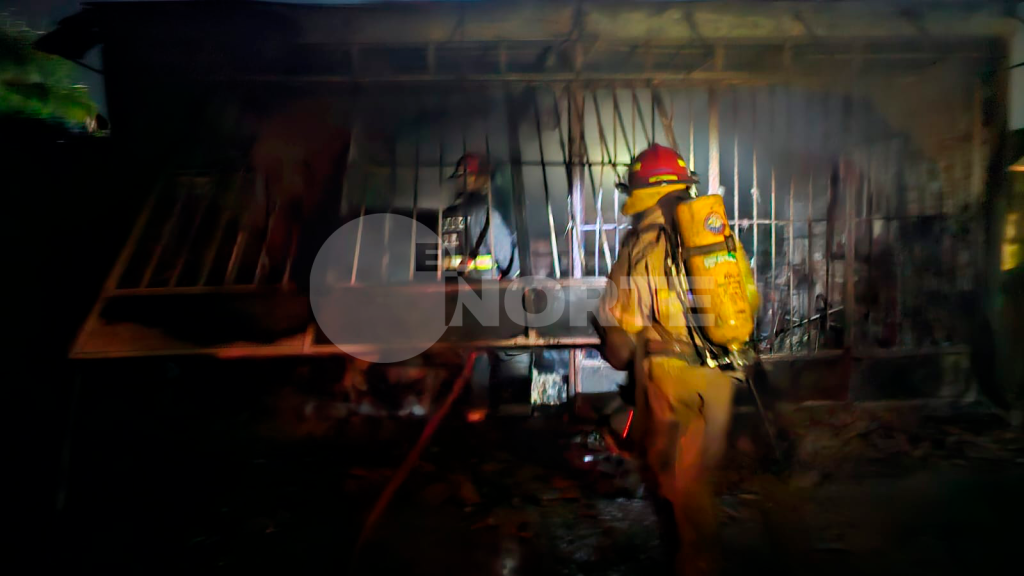 Feroz incendio en una casa en barrio Somisa: las llamas consumieron un garaje y trabajaron dos dotaciones de bomberos