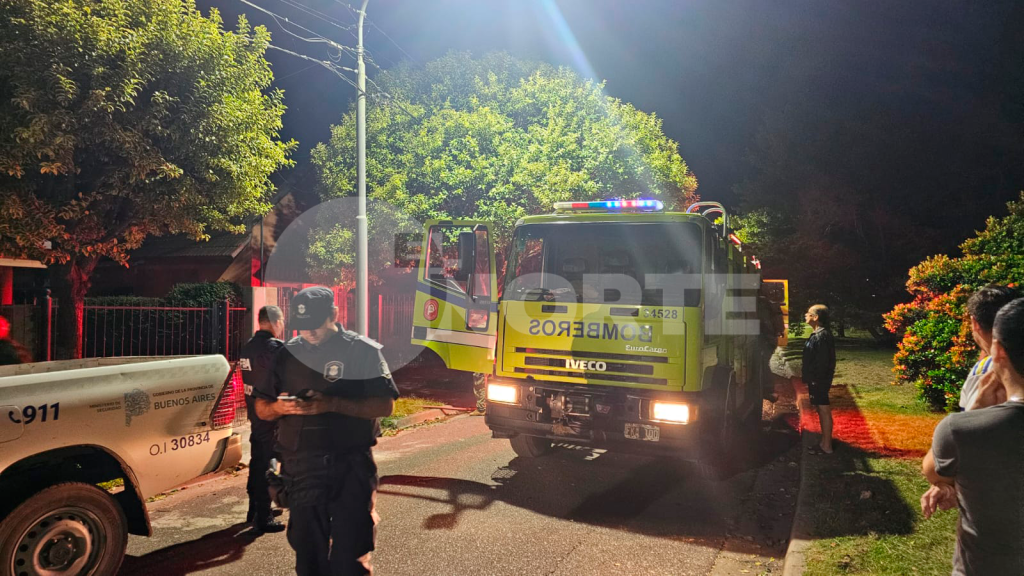 Feroz incendio en una casa en barrio Somisa: las llamas consumieron un garaje y dos dotaciones de bomberos trabajaron en el lugar