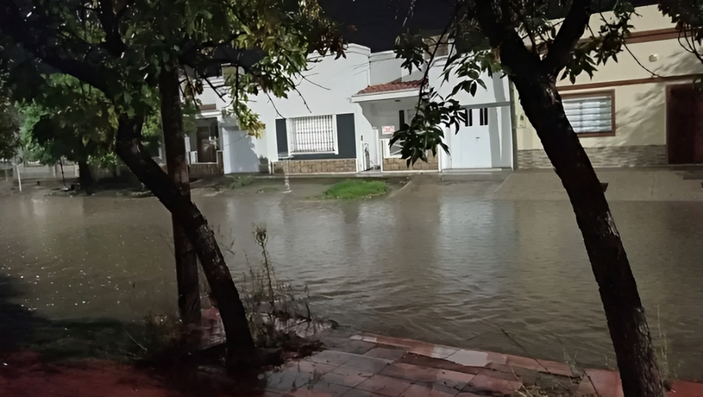 Lluvias en Bahía Blanca: 18 evacuados y cortes preventivos en los puentes del Ejército