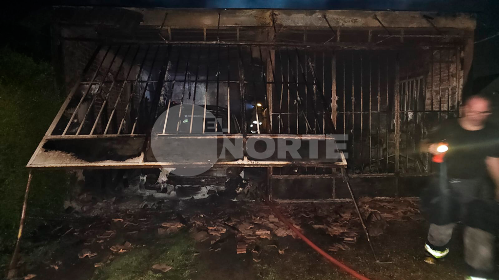 Feroz incendio en una casa en barrio Somisa: las llamas consumieron un garaje y trabajaron dos dotaciones de bomberos