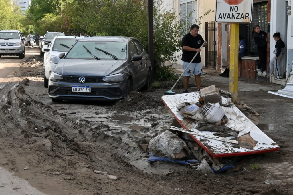 “La desesperación es total”, dijo Abel Pintos, oriundo de Bahía Blanca en referencia al temporal