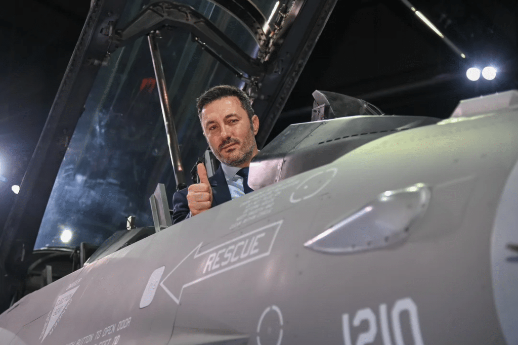 Petri Avión F-16