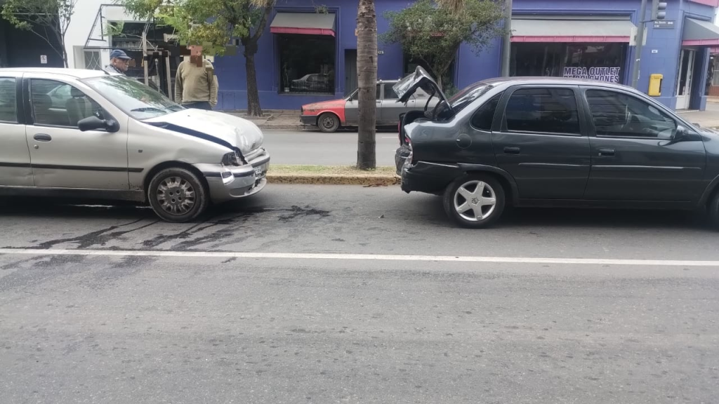 Colisionaron un Corsa y un Fiat Siena en Av. Savio y Pellegrini: dos personas fueron trasladadas al hospital