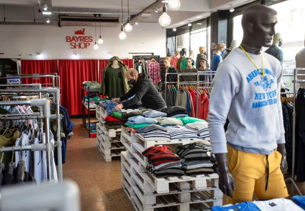 El Gobierno reduce los aranceles a la importación de ropa, calzado y telas para bajar los precios