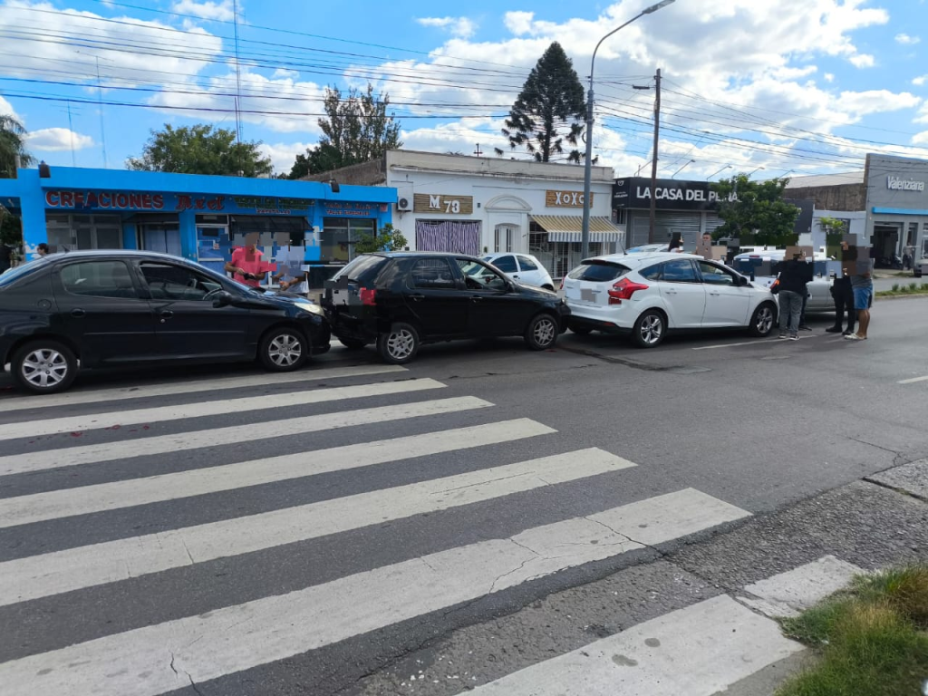 Choque en cadena en Av. Savio y San Lorenzo involucró a cinco automóviles pero no hubo heridos