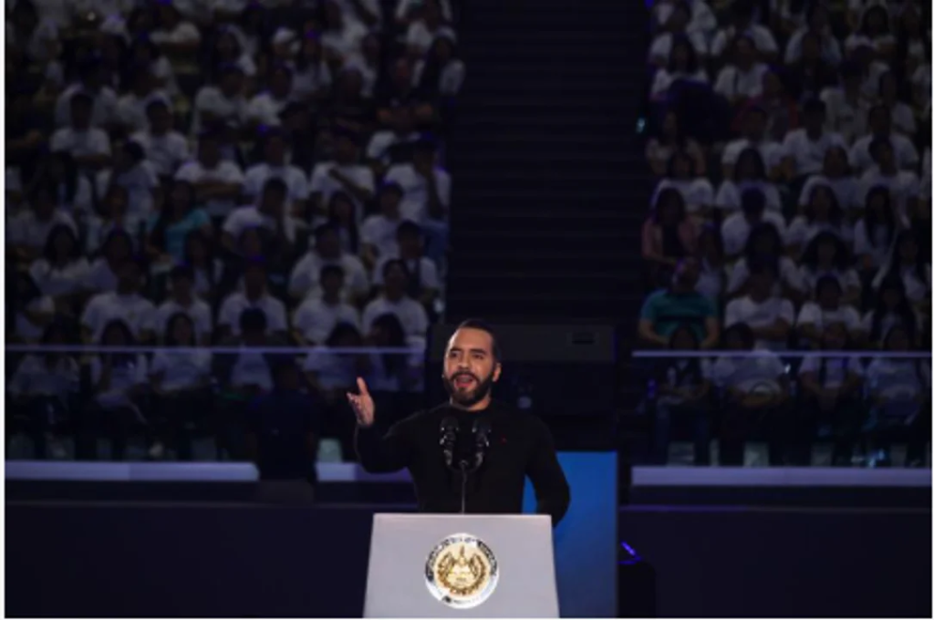 El Salvador lanza un programa becas universitarias y técnicas para sus estudiantes
