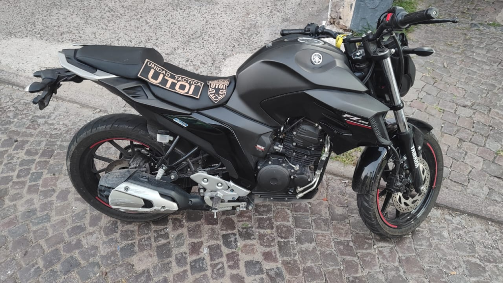 joven moto y documentación adulterada