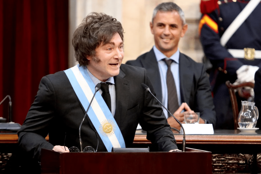Javier Milei sobre Facundo Manes: "Dice que le pegaron dos piñas y fueron dos palmaditas en el pecho"