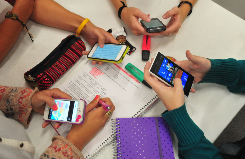 Entre 80 países evaluados, los estudiantes argentinos son los que más se distraen por el uso del celular en clase