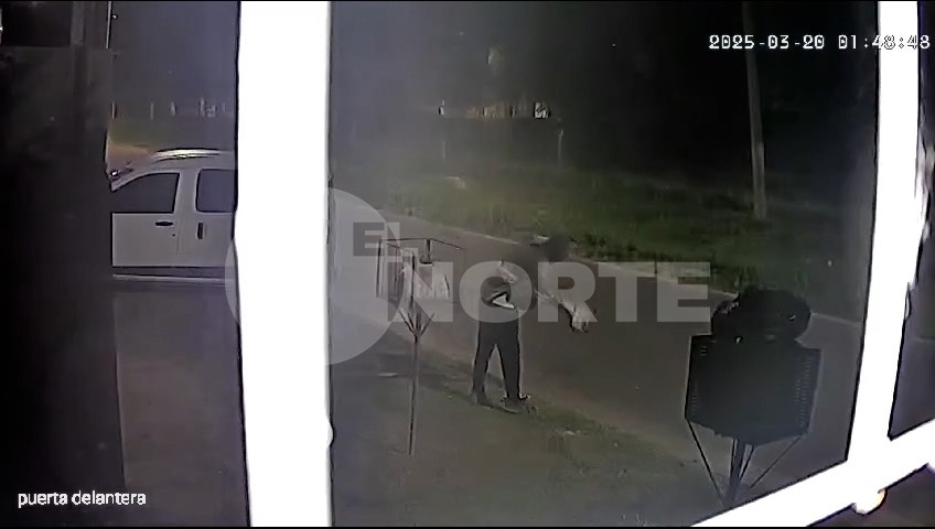 Grabaron a un sujeto hurtando una pala en la madrugada de hoy en barrio Asonia